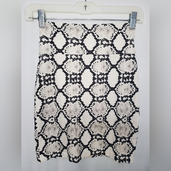 Pre-Loved Black and White Women’s Charlotte Russe Skirt Size Small - Picture 7 of 8